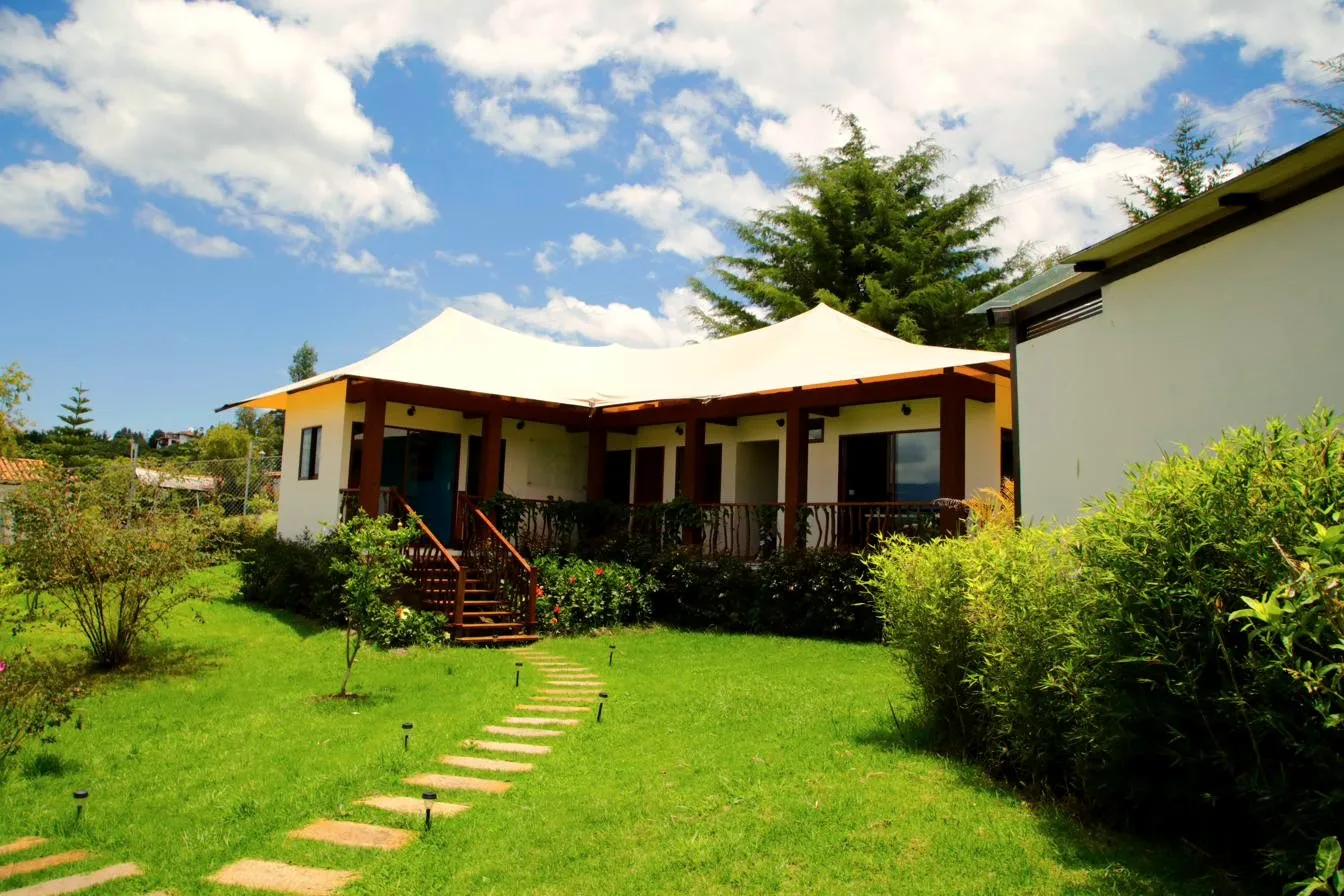 Villa de Hemma Genki entre jardines